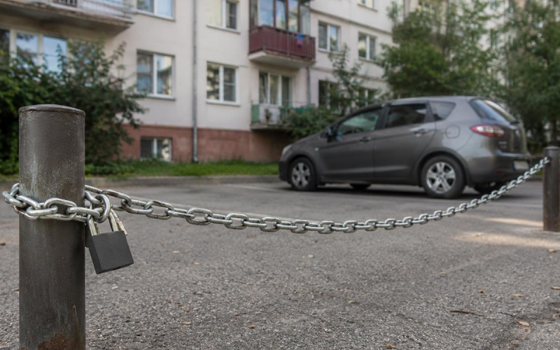 Что делать, если соседи захватили часть парковки во дворе. Советы юриста