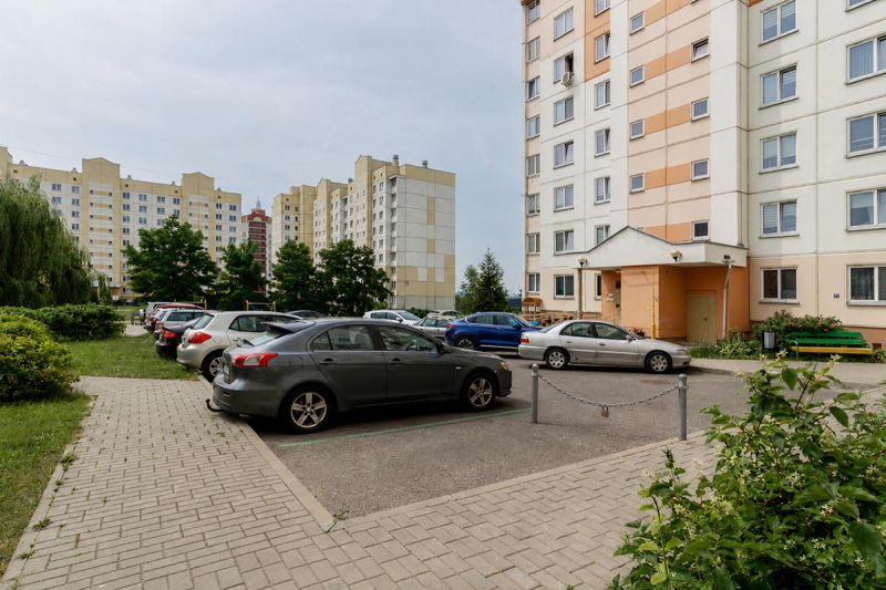 Что делать, если соседи захватили часть парковки во дворе. Советы юриста